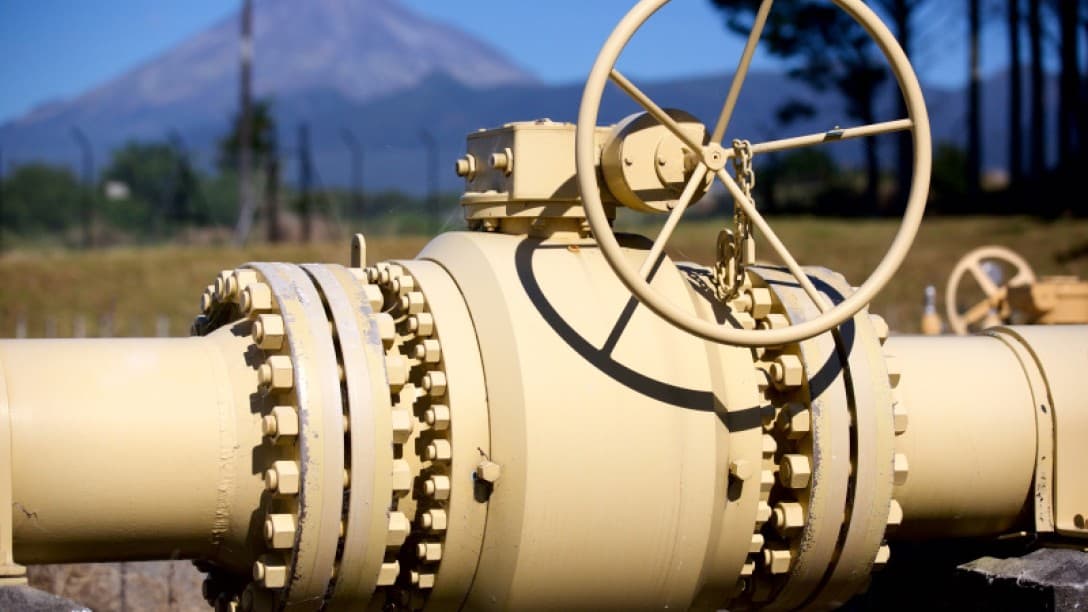 Maui pipeline and mountain